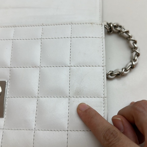Preloved Chanel White Patent Leather Chocolate Bar Clutch On Chain. - Picture 12 of 17